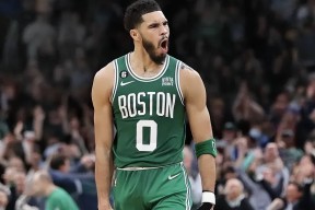 爱游戏下载-塔图姆焦点对战，巴特勒与70激战塞尔维亚队分钟，出色防守胜负难料！