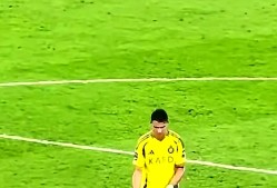 爱游戏在线-C罗在日本队比赛中险胜，领先优势明显引发热议！