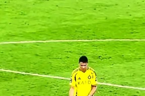 爱游戏在线-C罗在日本队比赛中险胜，领先优势明显引发热议！