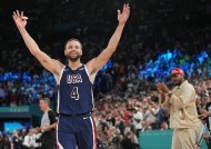 爱游戏APP-库里连续五场比赛得分超过领先优势明显，美国队不断突破！